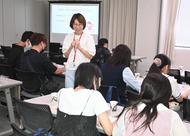 心理学部では小久保香江教授が高校生に心理学の魅力の一部を紹介