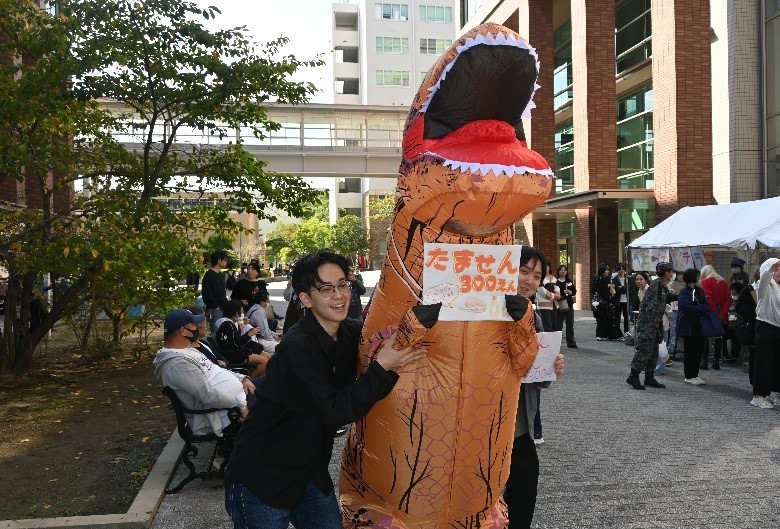 恐竜の着ぐるみは模擬店のPR