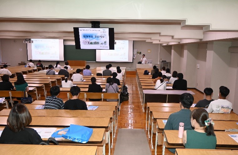 経済学部の石田裕貴准教授による学部紹介