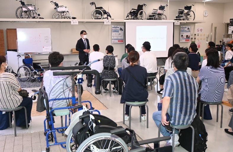 総合リハビリテーション学部では香山芳範講師が名調子で学部紹介