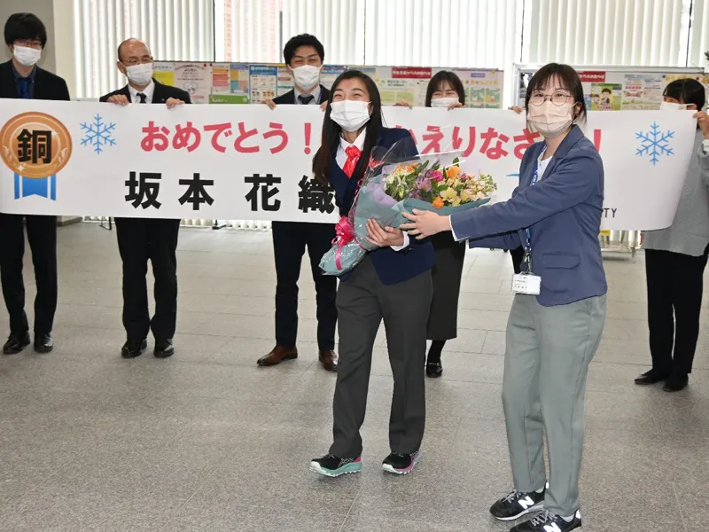 A号館1階で待ち構えていたのは職員からサプライズの歓迎