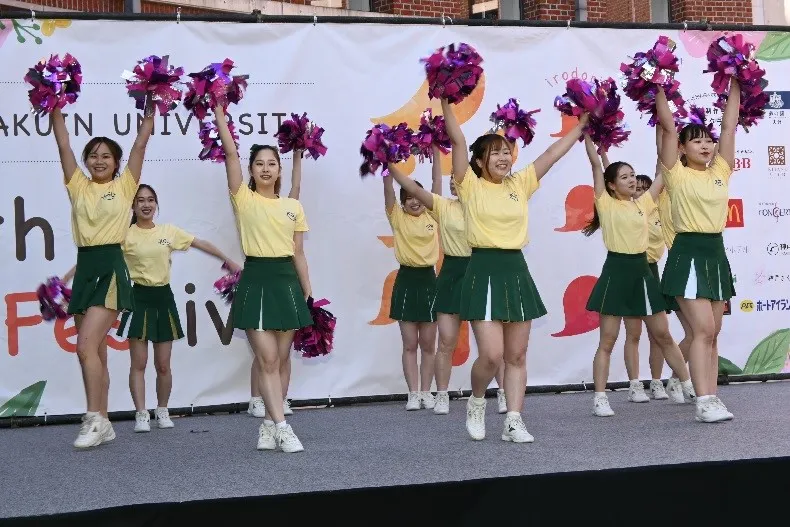 オープニングを彩ったチアリーダー部の演技