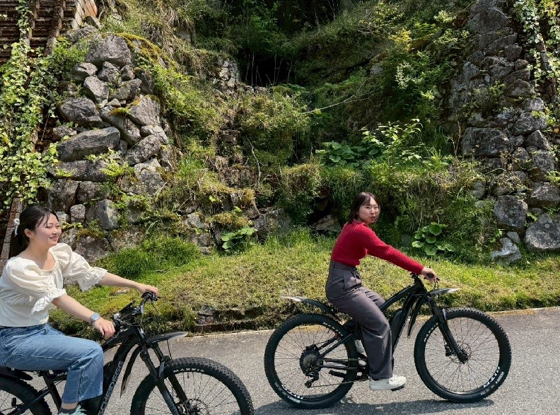 Eバイクで快走する学生たち