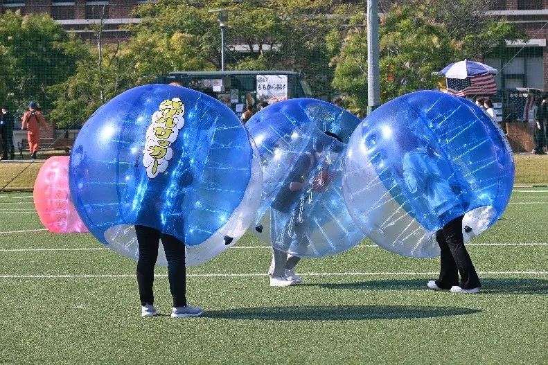 グラウンドでは体育会本部の「バブルスポーツ」が人気