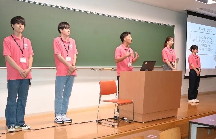 “ホンネ”トークを披露する学生スタッフ「オーキャンズ」