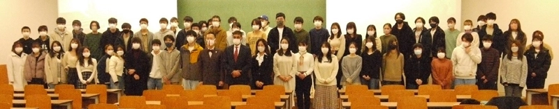 プレンチペ総領事を囲み講義に参加したポートアイランドキャンパスの学生全員で記念撮影