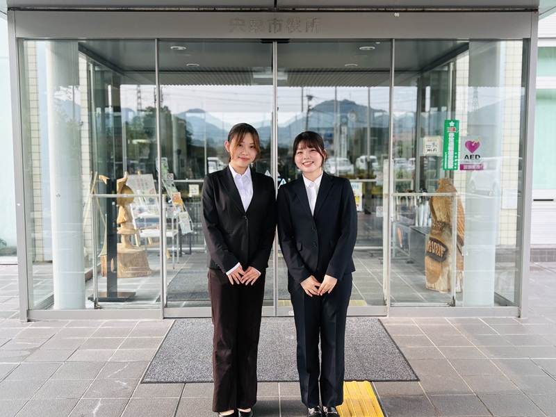 宍粟市成年後見制度運営推進協議会の会議に参加した社会リハビリテーション学科の藤本穂花さん(右)と山田愛子さん