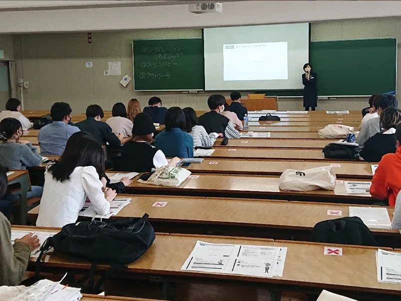 消費者金融や消費者トラブルについての講演を熱心に聴く受講生ら