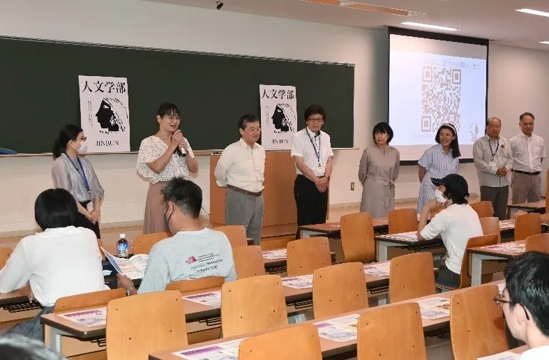 人文学部の学部紹介で授業や専門分野について話す教員ら