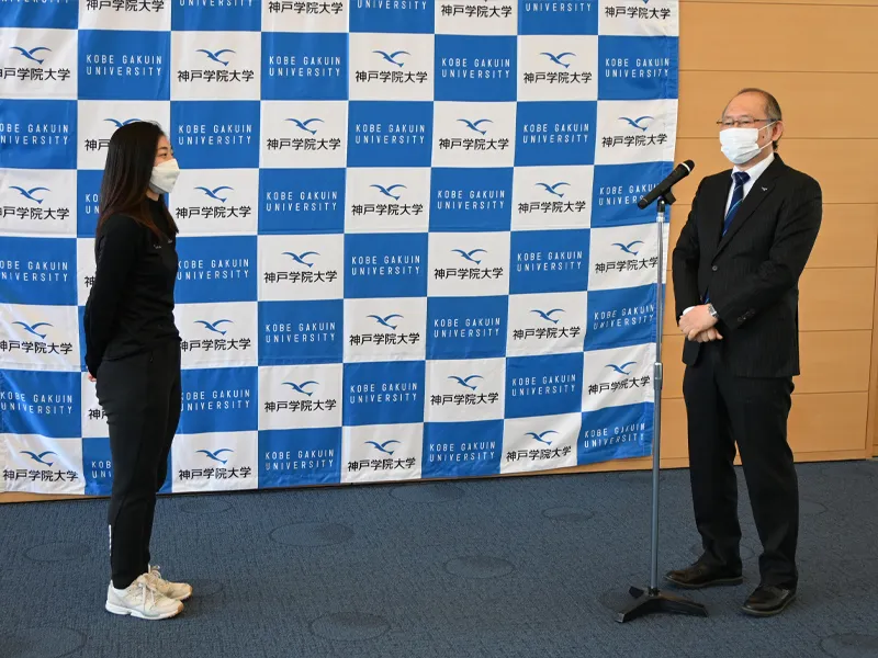 佐藤学長からの激励のあいさつを聞く坂本さん