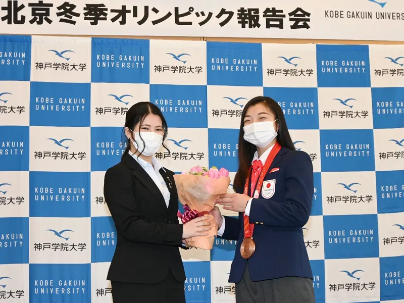 体育会本部会長の中谷さんからも花束を贈呈