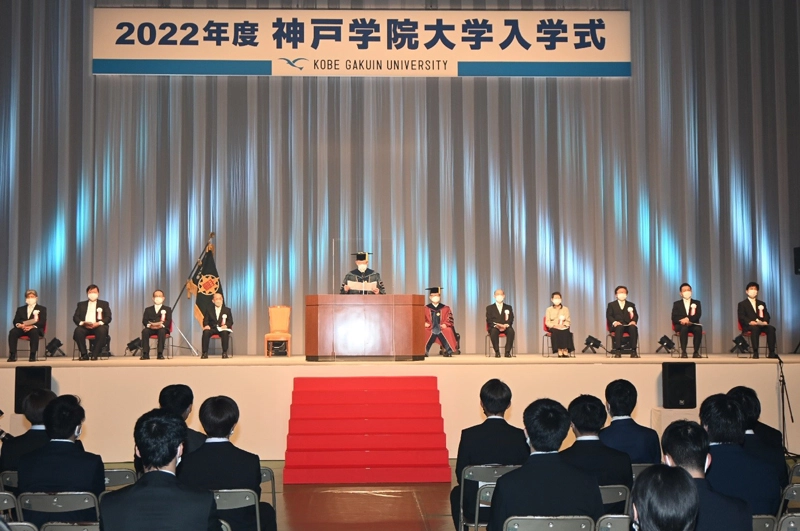 中村学長の式辞を聴く新入生ら