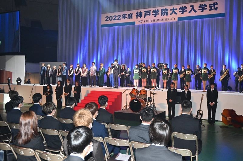歓迎式でパフォーマンスや演奏を披露した課外活動団体やサークルのメンバーらの紹介