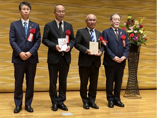 優秀賞を受賞した宍粟メイプルの名畑社長(右から2人目)らプロジェクトのメンバー