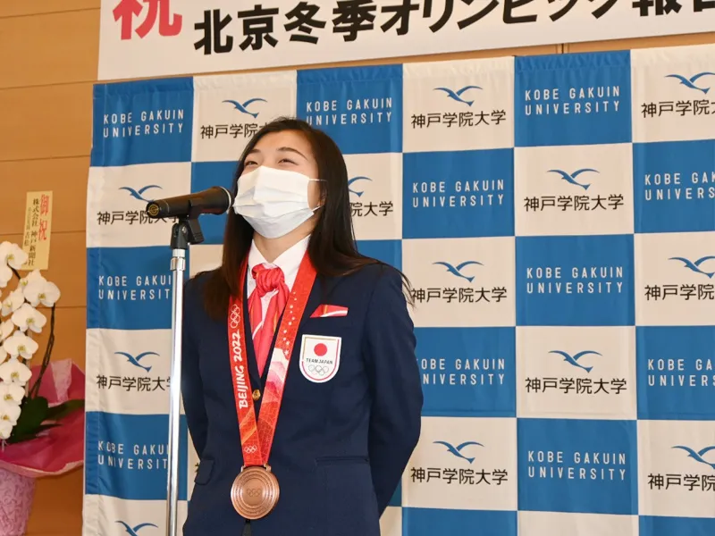 メダル獲得の報告をする坂本さん