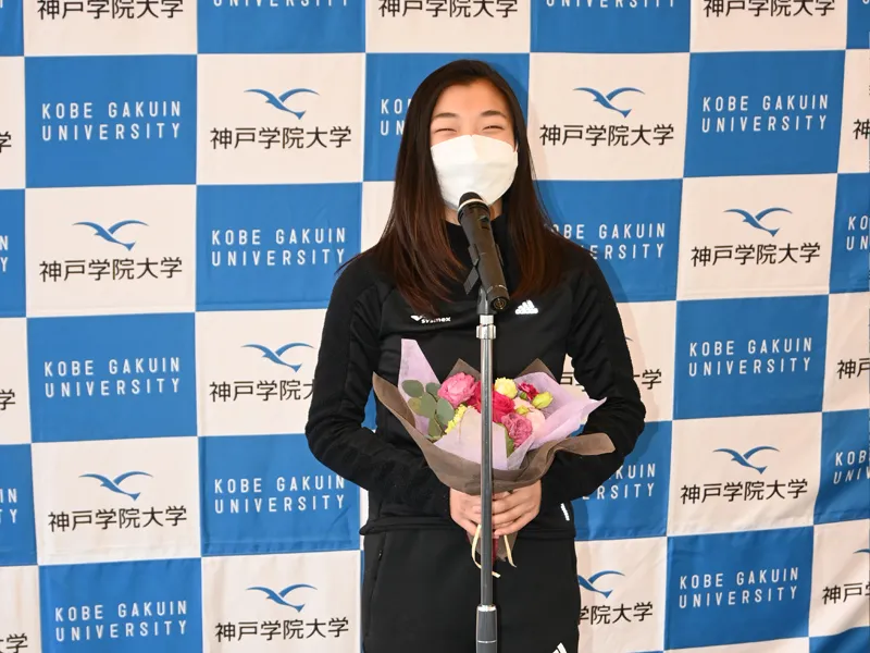 御礼の決意のあいさつをする坂本さん