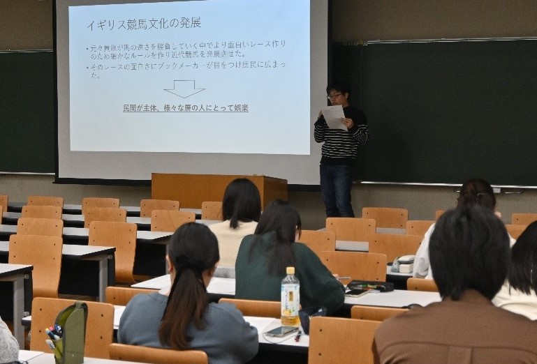 人文学部は卒業論文の中間発表を一般公開