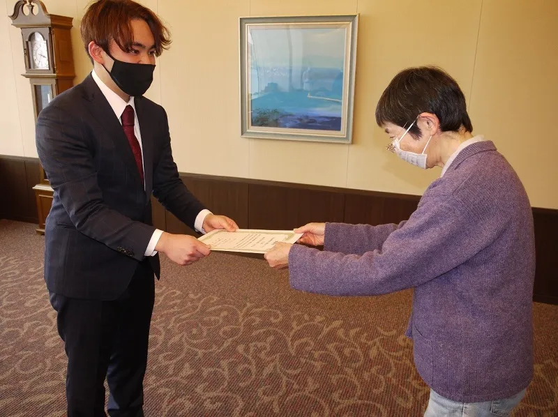 表彰状を受け取る大賞の酒見さん(左)