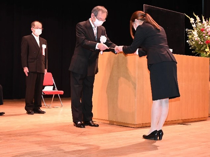 薬学部の学生に学位記を授与する中村学長
