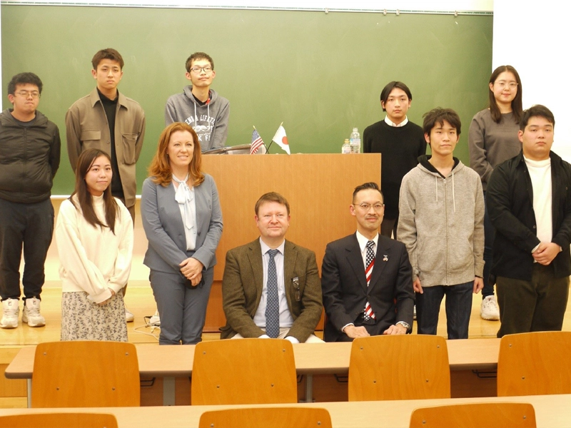 学生と記念撮影するハサウェイ領事(前列左から3人目)、エドワーズ領事(左横)、岡部所長(右横)