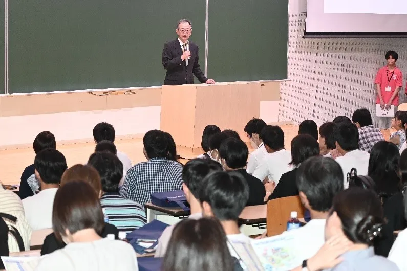 大学紹介であいさつする中村学長