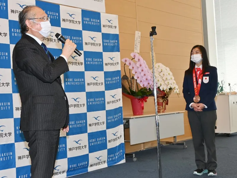 佐藤学長のあいさつを聞く坂本さん