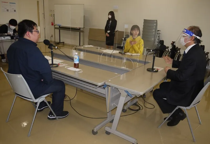 佐藤学長(右)と学生放送局員との軽妙なトーク