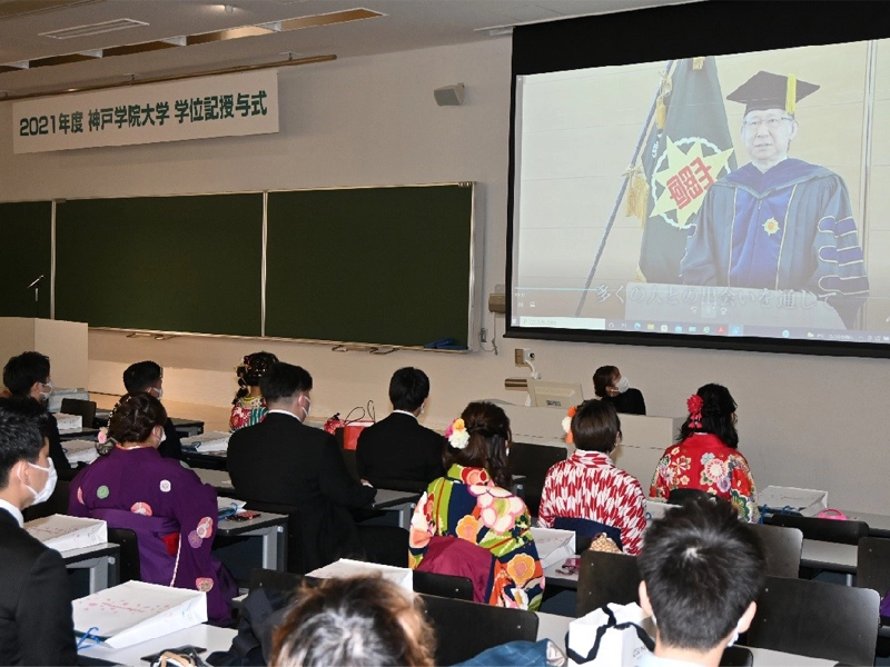 薬学部の学位記授与式で流れた佐藤学長からのお祝いメッセージ