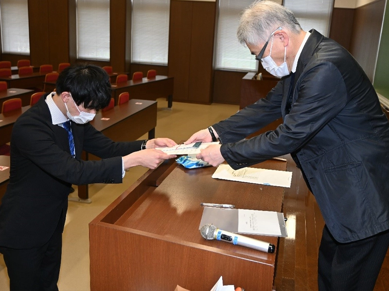 経営学部宮本幸平教授ゼミでは令和3年公認会計士試験(論文式)に合格した藤原樹さんが特別学部長賞を受けました