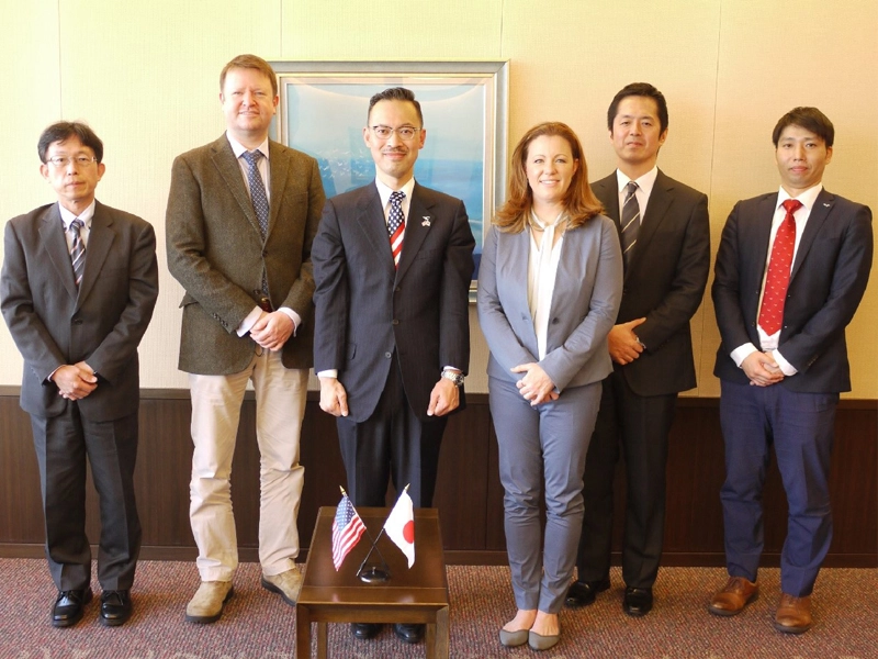 国際交流センターの岡部所長(中央)らを表敬訪問したハサウェイ領事(左横)とエドワーズ領事(右横)