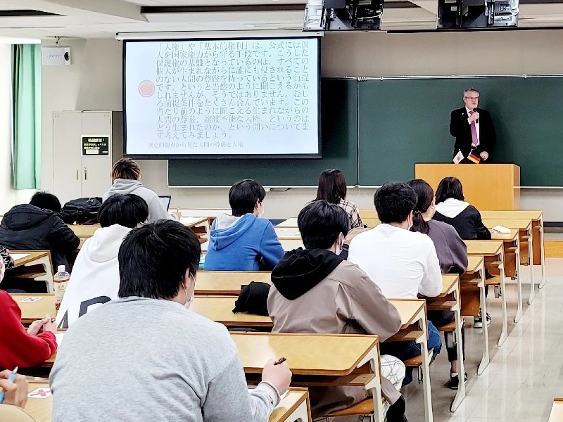 人権について講義するエバーツ総領事