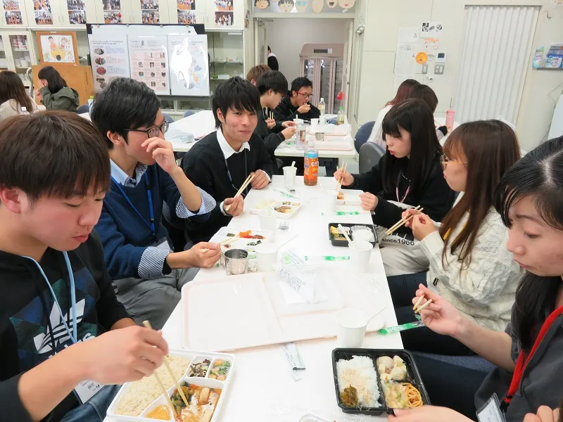 栄養学部によるヘルシー食やたんぱく質調整食の試食