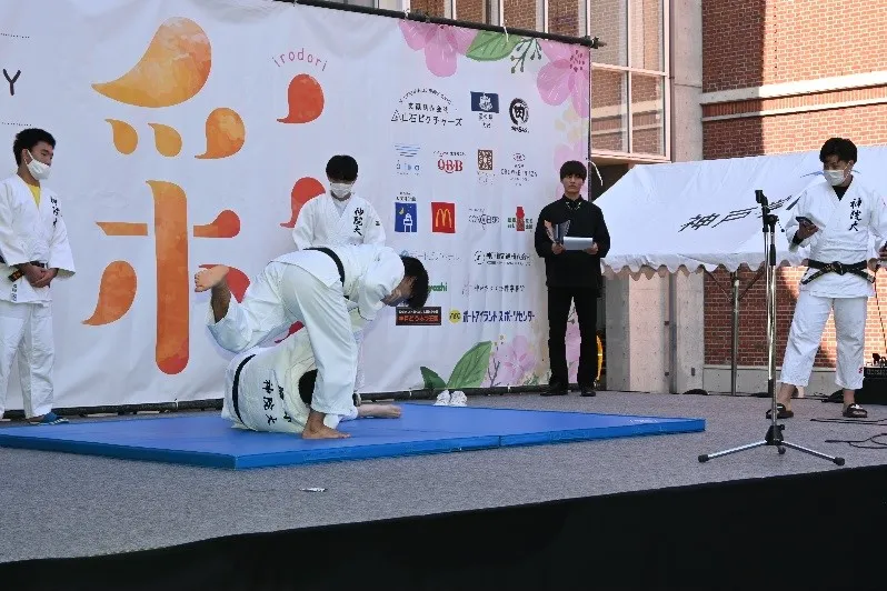 豪快な技を披露した柔道部の活動紹介