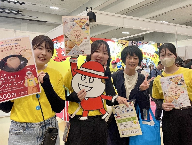 マラソンレシピをPRする栄養学部の学生(右から2人目は第1回神戸マラソン女子優勝者の上谷聡子准教授)