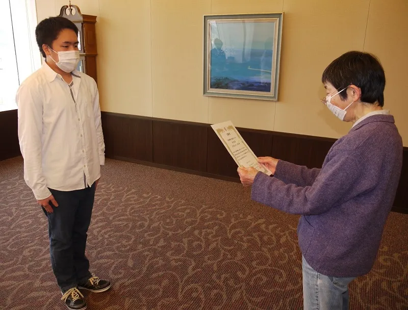 表彰される特別賞の山下さん(左)