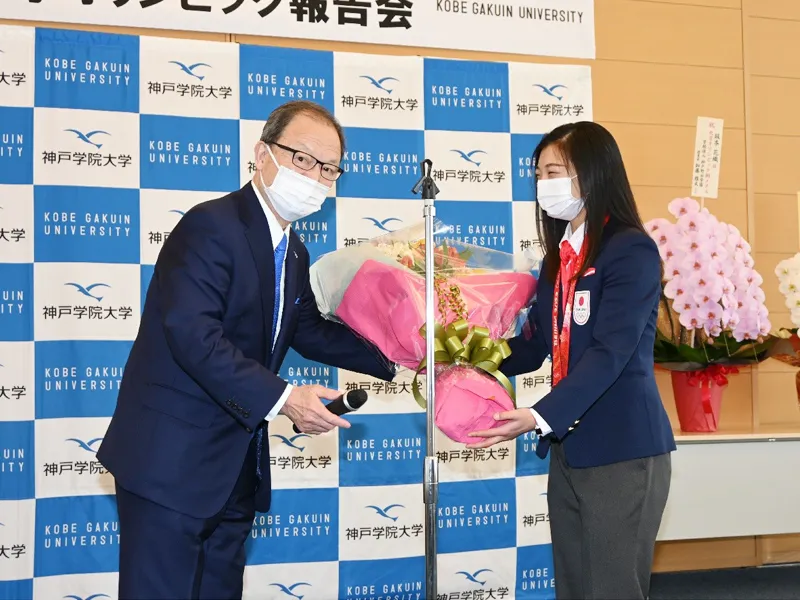 西本理事長から花束を受け取る坂本さん