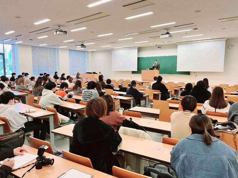 ハサウェイ領事の講義を聴く学生ら