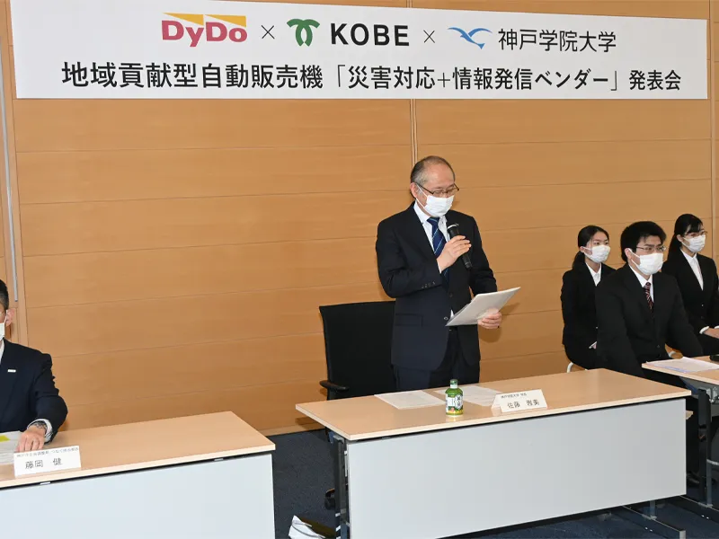 あいさつする佐藤学長(中央)