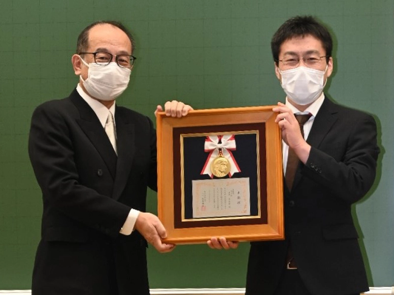 薬学部の屋山学部長から学長賞を授与された土井賢太郎さん(右)