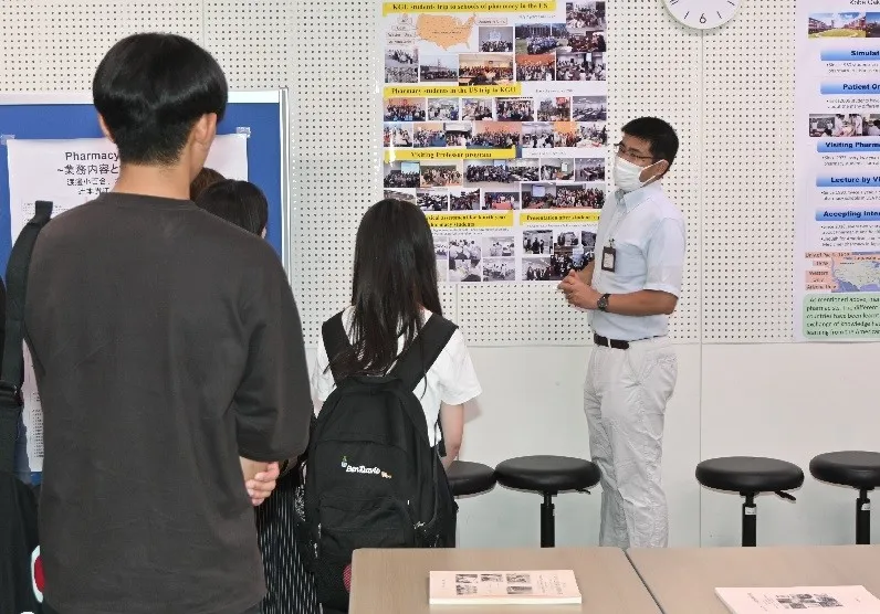薬学部では海外の薬学部生との交流事業について説明