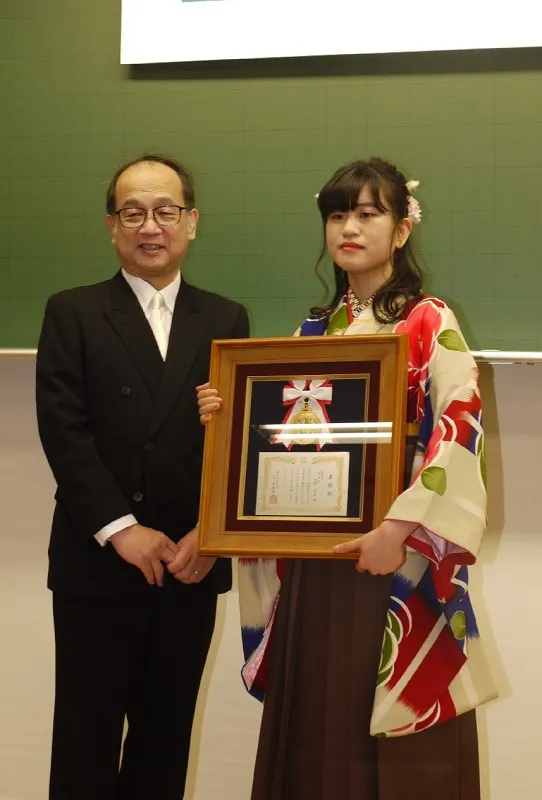 学長賞を受賞した薬学部の北村梨菜さん(右)と屋山勝俊学部長
