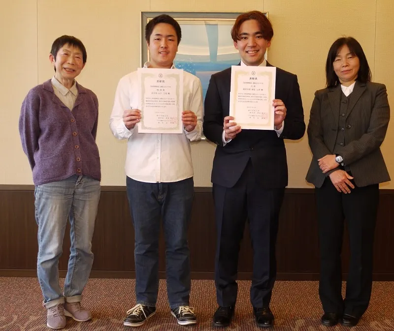 表彰された大賞の酒見さん(右から2人目)と特別賞の山下さん(左から2人目)。左端は津田副学長、右端は辻学長補佐