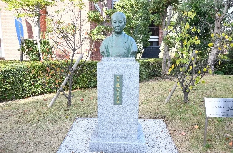 今日の学校法人神戸学院の礎を築いた森わさ校祖の胸像が完成