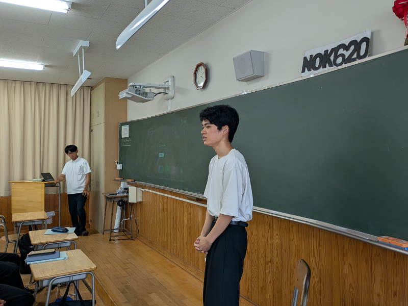 自身の卒論作成の経験を話す品川さん