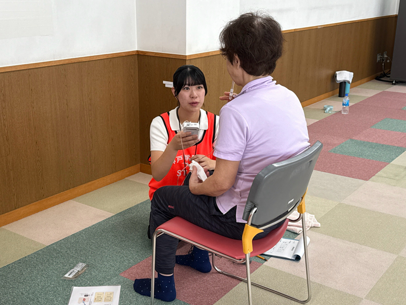 舌圧を計測する学生