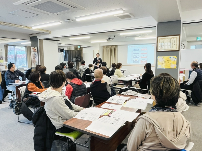 香山講師の話を聞く参加者