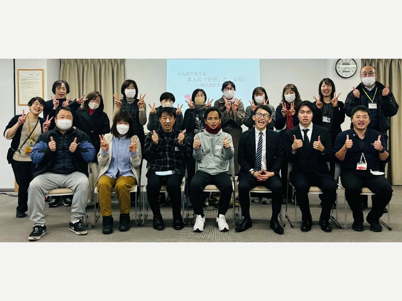 研修後に記念撮影する参加者