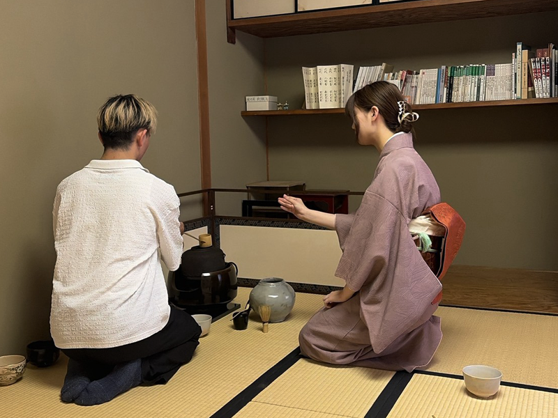 茶をたてる体験をする参加者