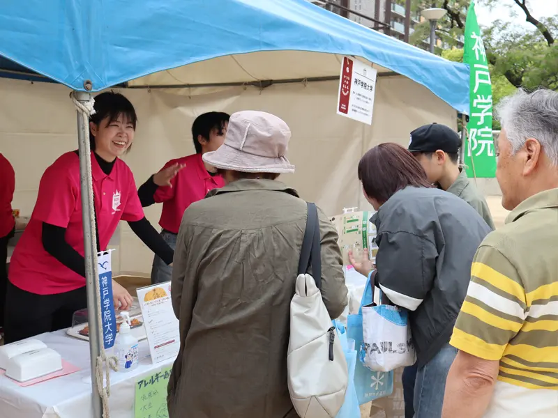 蒸しパンの試食を配布する防災女子