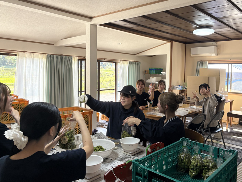 袋詰めをする学生ら